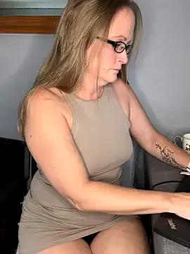 HoneyBluex — Get titties out & 1min toy control